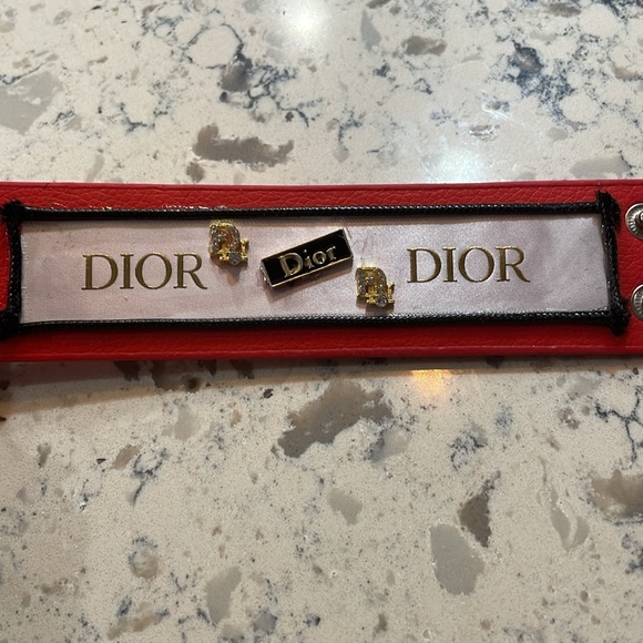 🎉🆕 Gorgeous Red 2” leather bracelet with designer flare - Picture 6 of 6